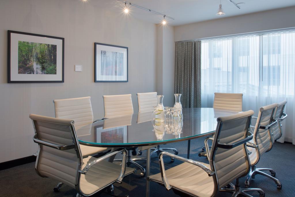 ホテル ムラーノ プロバンス ホテル タコマ エクステリア 写真 A meeting room at the firm's New York City headquarters