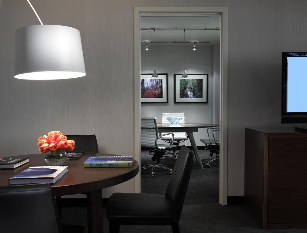 ホテル ムラーノ プロバンス ホテル タコマ エクステリア 写真 The interior of a typical suite at the Westin