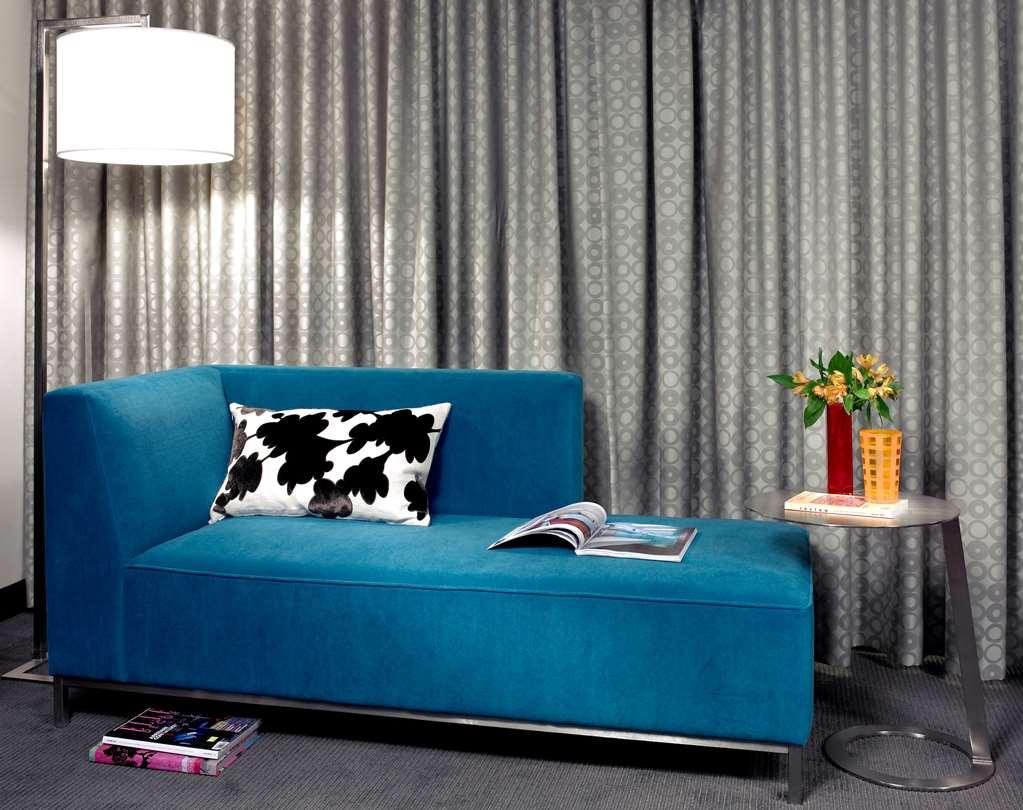 ホテル ムラーノ プロバンス ホテル タコマ 部屋 写真 A blue chaise longue