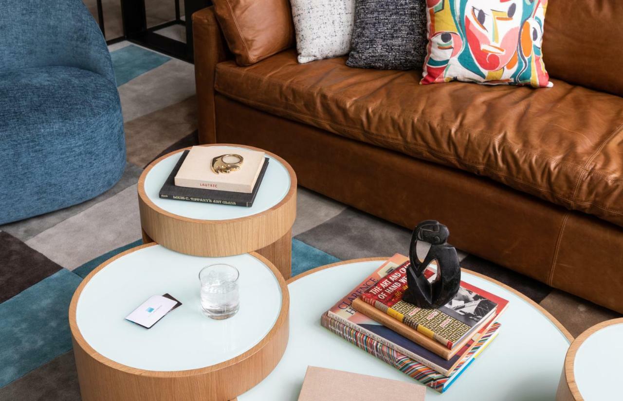 ホテル ムラーノ プロバンス ホテル タコマ エクステリア 写真 A coffee table with a stack of books