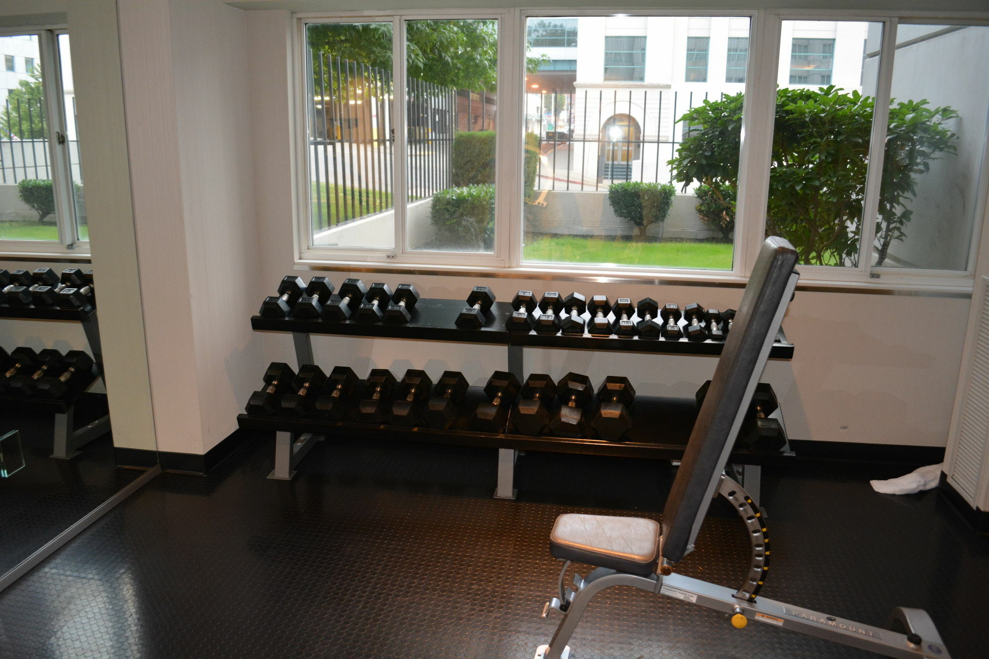 ホテル ムラーノ プロバンス ホテル タコマ エクステリア 写真 Dumbbells on a rack